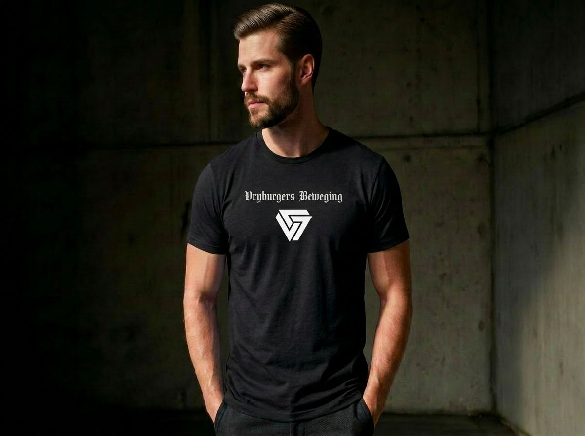 Model wearing the Vryburgers Beweging black tee
